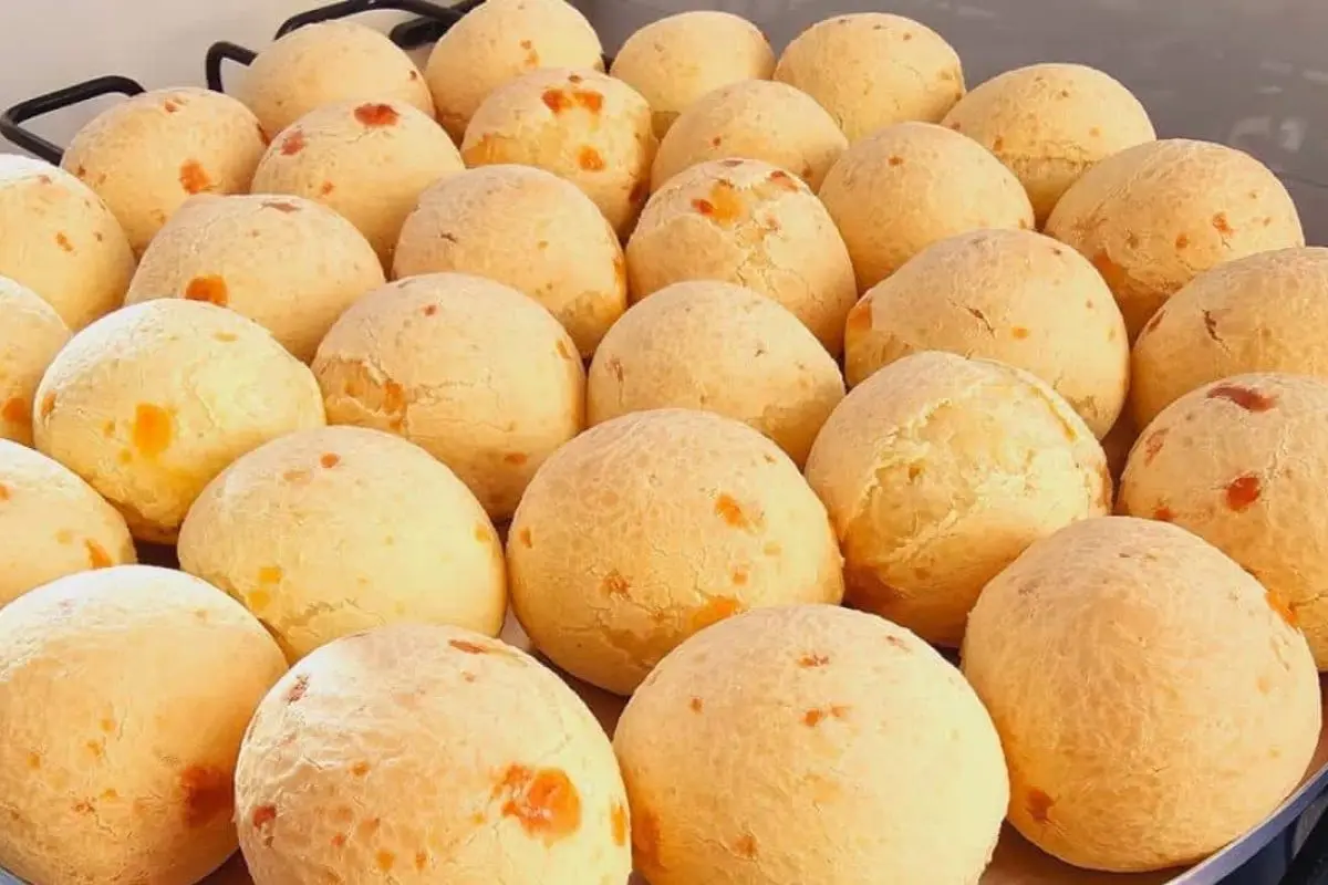 Pão de Queijo com Polvilho Azedo Para um Lanche Irresistível